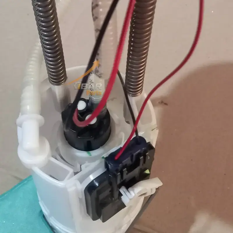 Primer plano de componentes internos y base de bomba Bosch 0580314575. Verificacion de carcasa POM sin fisuras, sellos en perfecto estado. Inspeccion tecnica IBARParts para garantizar durabilidad en Hilux SW4 2.7L.