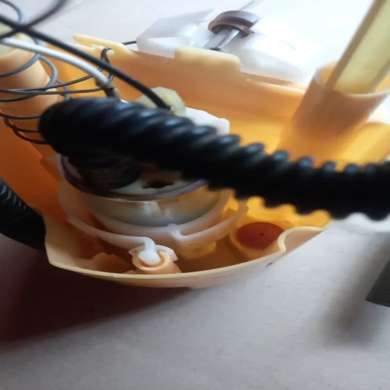 Detalle del motor electrico y cableado interno de la bomba de gasoil Renault Kangoo 1.5 DCI motor K9K. Turbina regenerativa 12V con cableado reforzado.