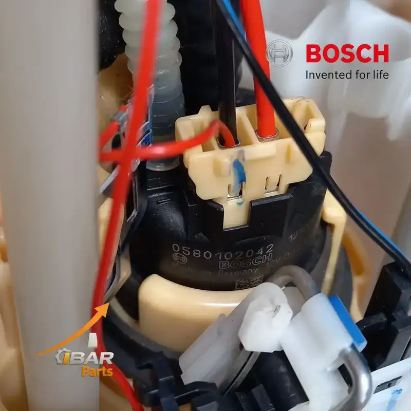 Detalle del motor electrico interno Bosch 0580102042 fabricado en Alemania dentro del modulo de bomba para Amarok 3.0 V6. Conexiones electricas reforzadas y sello de calidad original.