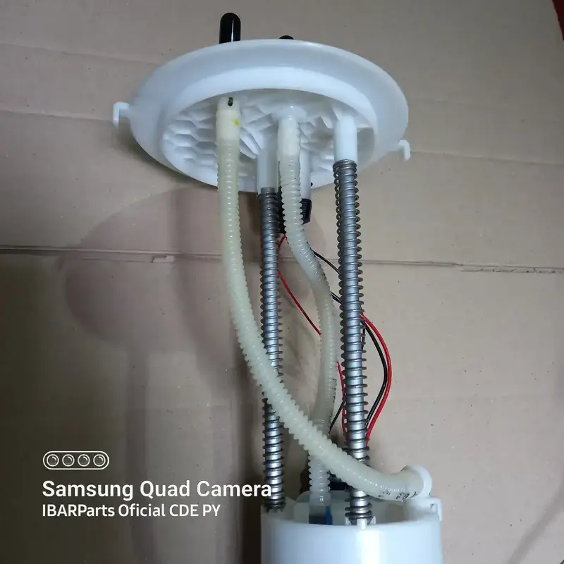 Detalle mangueras corrugadas y conexiones electricas modulo bomba nafta Hilux 2.7L. Mangueras codigo PN 92 Z en carcasa POM de alta resistencia. Cableado reforzado anti-vibracion. Sistema de succion Bosch original para motor 2TR-FE Toyota.
