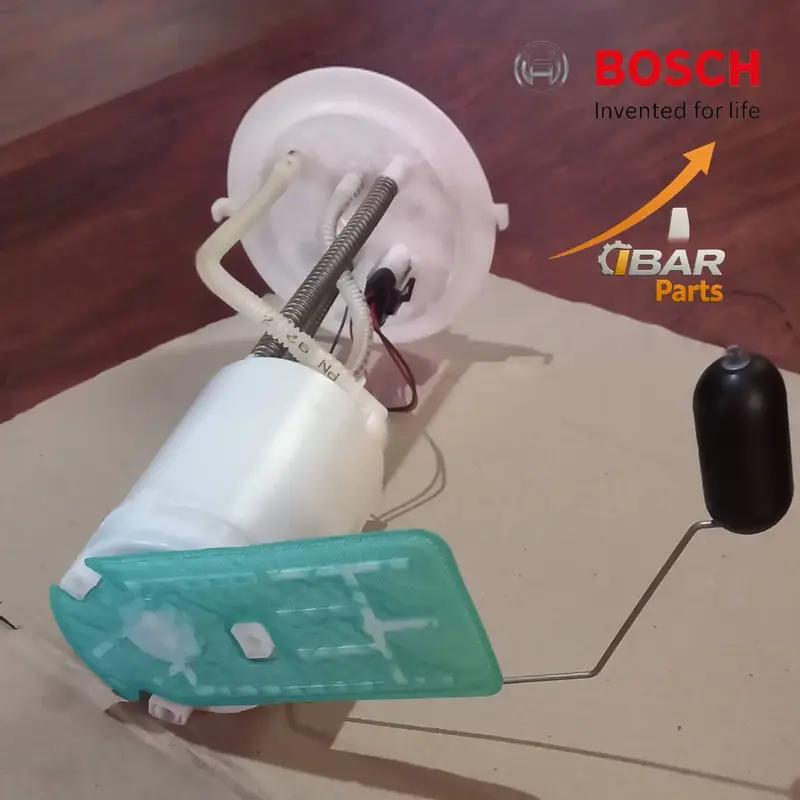 Modulo bomba combustible Hilux 2.7L Bosch 0580314575 mostrando flotante calibrado, mangueras PN 92Z y carcasa POM. Vista lateral del sistema de succion con sensor de nivel. Repuesto original para motor 2TR-FE nafta/gasolina.