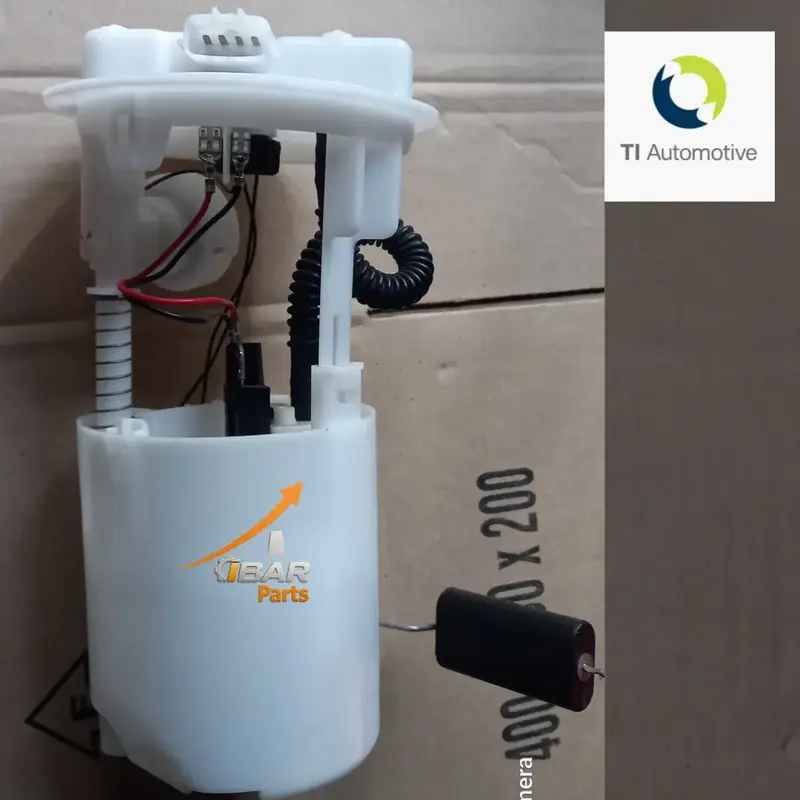 Detalle de cableado electrico y conector de 4 terminales en bomba de combustible TI Automotive para Kangoo 1.6 16V. Verificacion de conexiones y aislamiento.