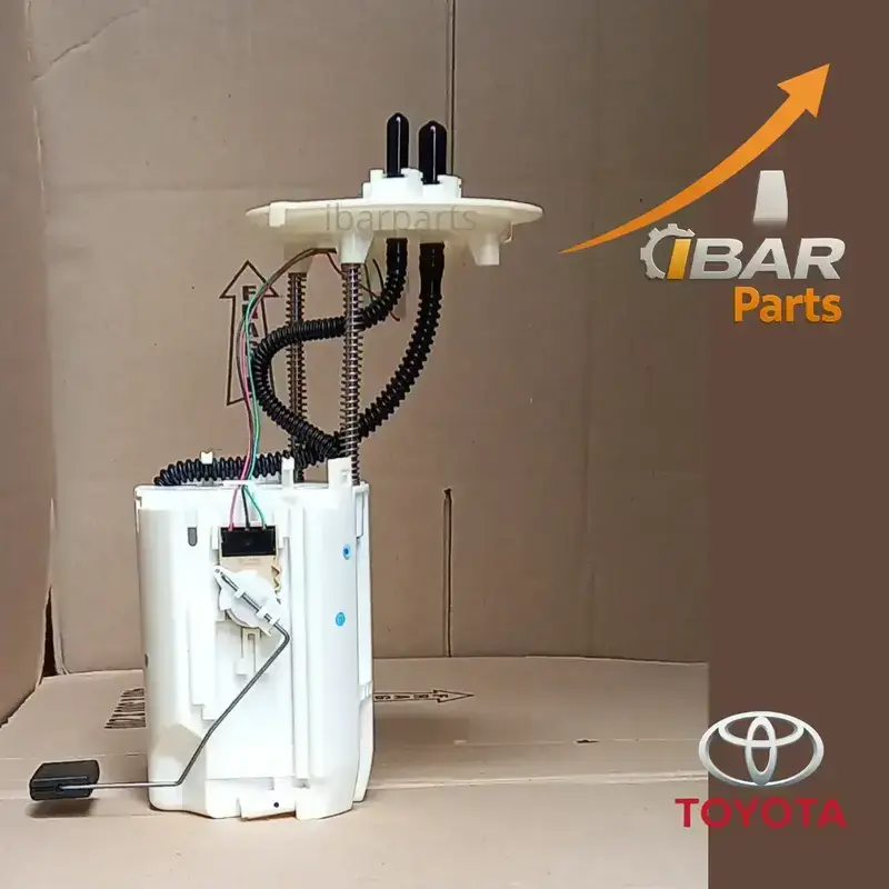 Modulo de succion Denso 77010-0K201 fotografiado junto a caja Toyota Genuine Parts. Validacion de repuesto original para Hilux 2.8L Common Rail. Calidad OEM certificada por IBARParts.