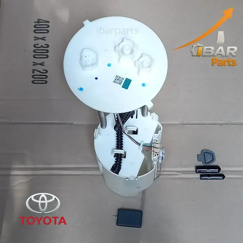 Verificacao superior da brida do modulo Denso Hilux 2.8L. Observam-se conectores eletricos de 5 pinos, marcas de controle de qualidade azuis e codigo QR de rastreabilidade Denso. Acabamento POM limpo.