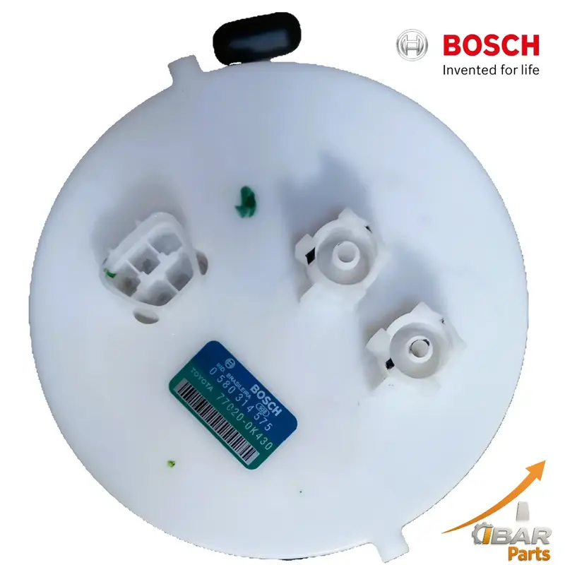 Vista superior tapa bomba combustible Toyota Hilux 2.7L mostrando conector electrico 4 terminales, 2 picos de salida sin regulador de presion. Etiqueta Bosch 0580314575 / Toyota 77020-0K430 visible. Carcasa blanca POM con marcado 92T.